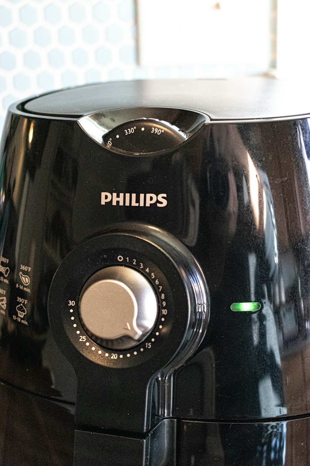 Närbild av en svart airfryer.