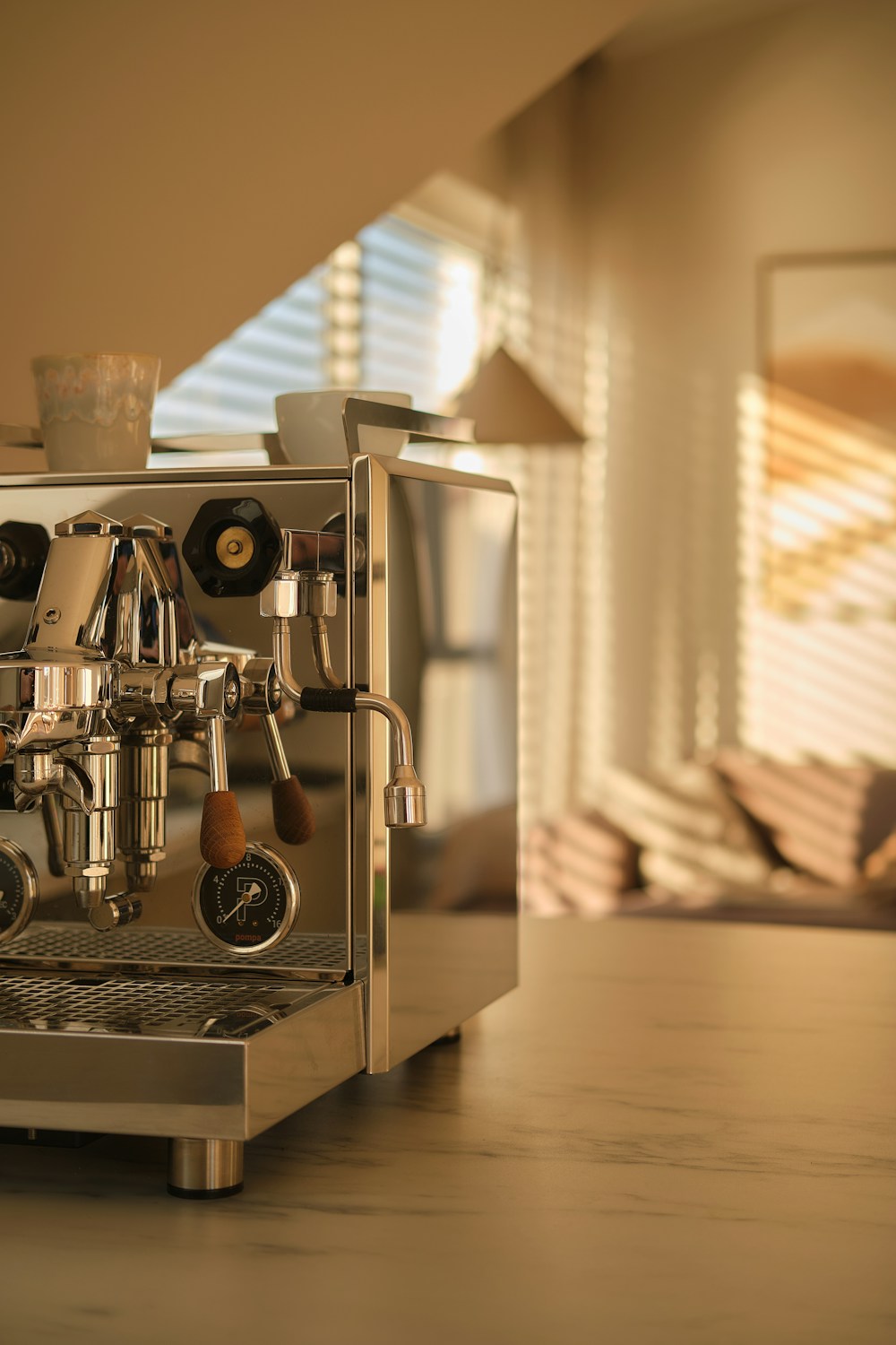Espressomaskin i varmt morgonljus.