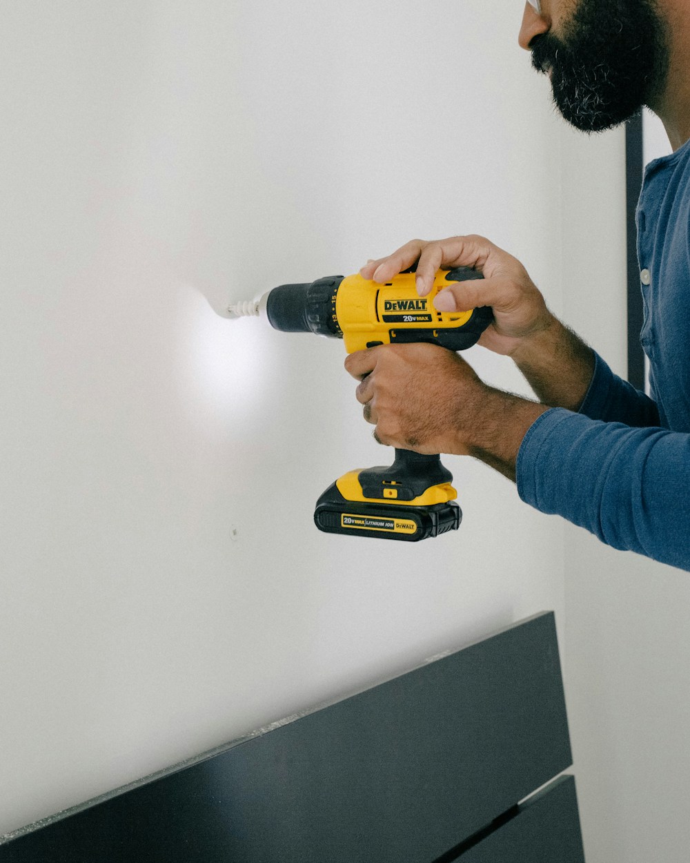 En person använder en batteridriven borrmaskin.